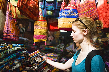 Tourist shopping on the Khaosan Road Market in Bangkok, Thailand, Southeast Asia, Asia