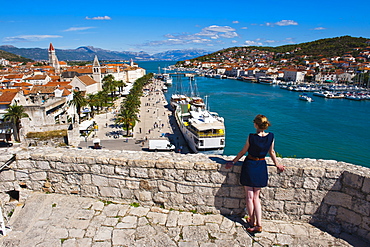 Tourist admiring the view from Kamerlengo Fortress over Trogir waterfront, Trogir, UNESCO World Heritage Site, Dalmatian Coast, Adriatic, Croatia, Europe 