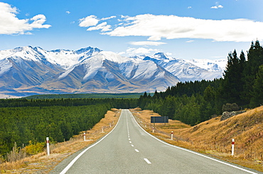 Road to Aoraki Mount Cook in Aoraki Mount Cook National Park, UNESCO World Heritage Site, South Island, New Zealand, Pacific 