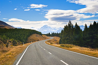 Road to Aoraki Mount Cook in Aoraki Mount Cook National Park, UNESCO World Heritage Site, South Island, New Zealand, Pacific 