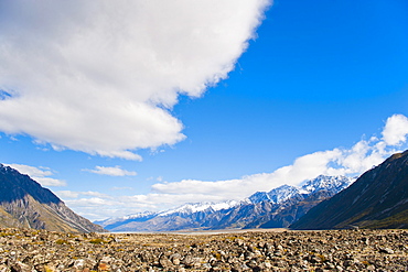 Rugged mountain scenery and snow capped mountain, Aoraki Mount Cook National Park, UNESCO World Heritage Site, South Island, New Zealand, Pacific 