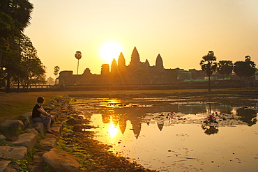 Tourist watching sunrise at Angkor Wat Temple, Angkor Temples, UNESCO World Heritage Site, Siem Reap Province, Cambodia, Indochina, Southeast Asia, Asia