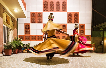 Gypsy dancers in Pushkar, Rajasthan, India, Asia