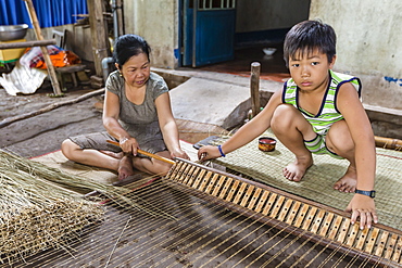 Hand making rattan mats on Binh Thanh Island at Sadec, Mekong River Delta, Vietnam, Indochina, Southeast Asia, Asia