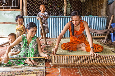 Hand making rattan mats on Binh Thanh Island at Sadec, Mekong River Delta, Vietnam, Indochina, Southeast Asia, Asia