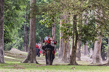 Tourists enjoying an elephant ride in Angkor Thom, Angkor, Siem Reap Province, Cambodia, Indochina, Southeast Asia, Asia