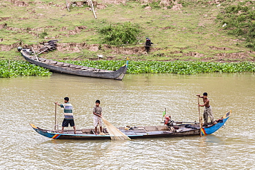 Fishermen on the Tonle Sap River in Kampong Chhnang, Kampong Chhnang Province, Cambodia, Indochina, Southeast Asia, Asia