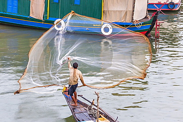 Fisherman casting net along the Mekong River in the capital city of Phnom Penh, Cambodia, Indochina, Southeast Asia, Asia 