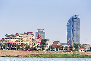 View along the Mekong River in the capital city of Phnom Penh, Cambodia, Indochina, Southeast Asia, Asia 