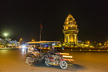 Night photograph of the Independence Monument with tuk-tuk, Phnom Penh, Cambodia, Indochina, Southeast Asia, Asia