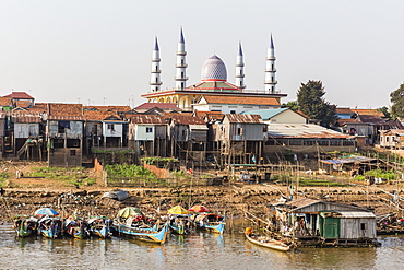 View of life along the Tonle Sap River headed towards Phnom Penh, Cambodia, Indochina, Southeast Asia, Asia