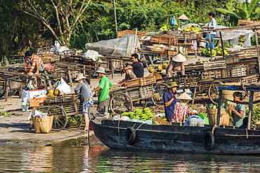 Families at floating market selling produce and wares in Chau Doc, Mekong River Delta, Vietnam, Indochina, Southeast Asia, Asia