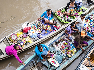 Local craftswomen selling their wares by canoe on Pacalpa Cano, Pacaya Samiria Reserve, Loreto, Peru, South America