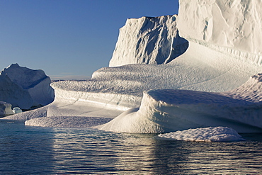 Grounded icebergs, Rode O (Red Island), Scoresbysund, Northeast Greenland, Polar Regions