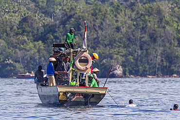 Tuna fisherman retrieving a purse-seine net, Bangka Island, off the northeastern tip of Sulawesi, Indonesia, Southeast Asia, Asia