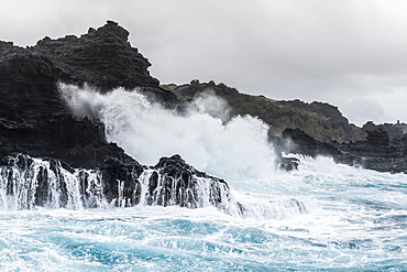 Huge surf at the Olivine Pools on the northwest coast of West Maui, Hawaii, United States of America, Pacific 