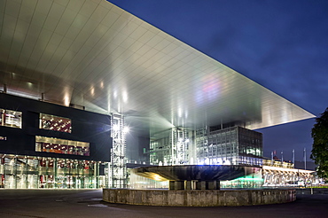 Illuminated fountain and KKL, culture and congress centre of Lucerne on Europaplatz in the evening, Architect Jean Nouvel, Lucerne, Canton of Lucerne, Switzerland