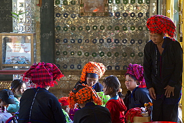 Pa-O women at Phaung Tha Kyaung Pagoda, Inle Lake, Shan Staat, Myanmar, Burma