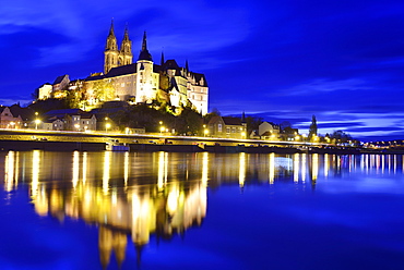 Illuminated castle of Albrechtsburg and cathedral of Meissen above the river Elbe, Meissen, Meissen, Saxony, Germany