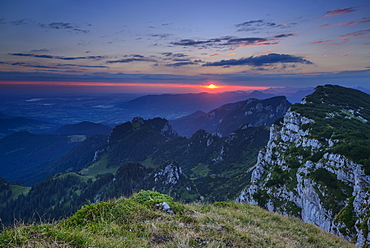 Sunrise above Benediktenwand with view to Achselkoepfe and Brauneck, Bavarian Prealps, Upper Bavaria, Bavaria, Germany