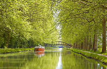 Houseboat on the Canal de Garonne near Valence-d'Agen, Dept. Tarn-et-Garonne, Region Aquitaine, France, Europe