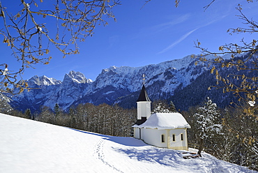 Snow-covered chapel of St Anthony, Kaisertal, Wilder Kaiser, Kaiser Mountains, Tyrol, Austria