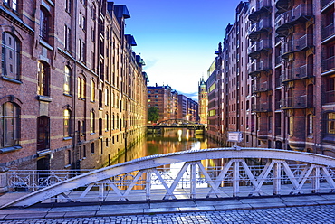 Bridge Kannengiesserortbruecke and illuminated buildings of warehouse district, Warehouse district, Speicherstadt, Hamburg, Germ