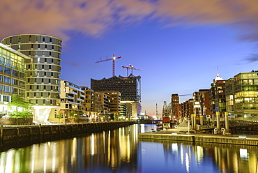 Illuminated port Sandtorhafen with Elbphilharmonie in background, Hafencity, Hamburg, Germany