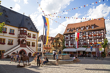 Street musicians and fountain on the market square, Volkach, Franconia, Bavaria, Germany