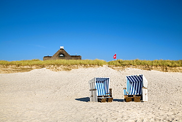 Beach chairs and thatched house, Kampen, Sylt Island, North Frisian Islands, Schleswig-Holstein, Germany