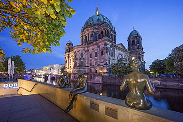 Three Girls and a Boy, Sculptures by Wilfried Fitzenreiter, Spree Riverside, Berlin cathedral, Berlin, Germany