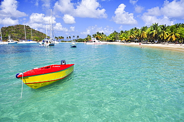 Beach with boat, sailing ships, palms and bathing tourists, sea, Saltwhistle Bay, Mayreau, Tobago Cays, St. Vincent, Saint Vincent and the Grenadines, Lesser Antilles, West Indies, Windward Islands, Antilles, Caribbean, Central America