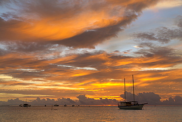 Sunset and sailing boat at Meeru Island Resort, Meerufenfushi, North-Male-Atoll, Maldives