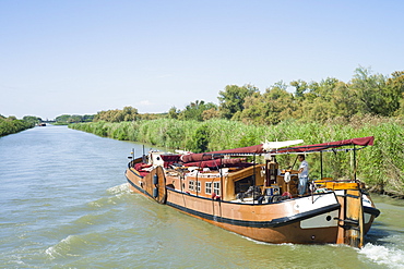 Canal near Aigues-Mortes, Camargue, Canal du Rhone à Sète, Gard, Languedoc-Roussillon, France