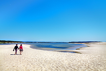 Couple on the beach, lagoon, Praia de Santo Andre, Santiago do Cacem, Costa Vicentina, Alentejo, Portugal