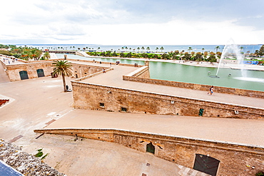 Tourists on the Dalt Murada, the Renaissance seawall at Parc de la Mar, historic city centre, Ciutat Antiga, Palma de Mallorca, Majorca, Balearic Islands, Mediterranean Sea, Spain, Europe