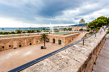 Tourists on the Dalt Murada, the Renaissance seawall at Parc de la Mar, historic city centre, Ciutat Antiga, Palma de Mallorca, Majorca, Balearic Islands, Mediterranean Sea, Spain, Europe