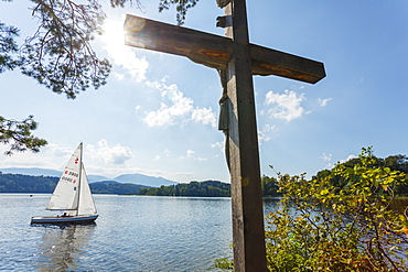 Cross on the Jakob island, Staffelsee, with sailing boat, near Murnau, Blue Land, district Garmisch-Partenkirchen, Bavarian alpine foreland, Upper Bavaria, Bavaria, Germany, Europe