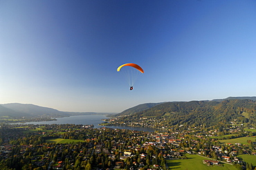 Person paragliding near Lake Tegernsee, near Rottach-Egern, Tegernsee, Upper Bavaria, Bavaria, Germany