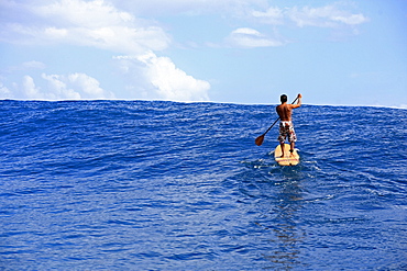 Standup paddle surfer paddling back to the lineup, Teahupoo, Tahiti, French Polynesien, South Pacific