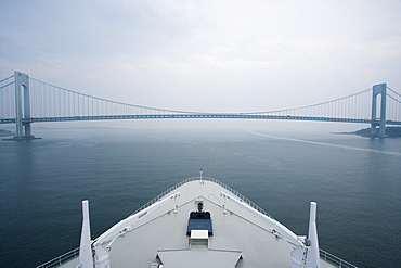 Bow of the cruise liner Queen Mary 2 leaving New York City, Verrazano Narrows Bridge, USA