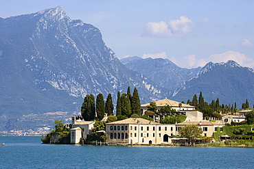 Punta San Vigilio near Garda. The house on the shore is the oldest Hotel on lake Garda, Verona province, Veneto, Italy