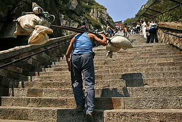 Porter, Stairway to Heaven, Tai Shan, Shandong province, Taishan, Mount Tai, World Heritage, China, Asia, UNESCO