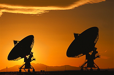 Radio telescope at sunset, satellite dish part of the radio astronomy observatory, Very Large Array, Plains of San Agustin, Socorro, New Mexico, USA