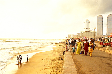 People on the beach and on the seaside promenade, Galle Face Green Beach, Colombo, Sri Lanka, Asia