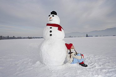 Girl 5-6 Years, lean against snowman