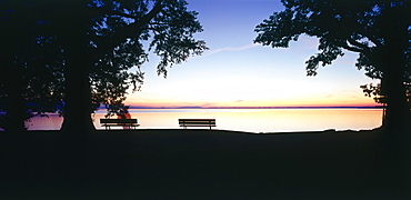 People sitting at the lakeshore, Rimsting, Chiemsee, Upper Bavaria, Germany