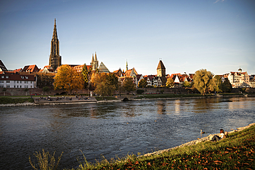 View from Neu-Ulm over the Danube to Ulm Minster and Metzgerturm, Ulm, Swabian Alb, Baden-Württemberg, Germany