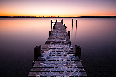 View of a jetty on Ammersee, Im Hindergrud Schondorf, Fünfseenland, Upper Bavaria, Bavaria, Germany, Europe