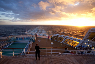 Passengers watching the sunset, Passengers on the afterdeck, Cruise liner, Queen Mary 2, Transatlantic, Atlantic ocean